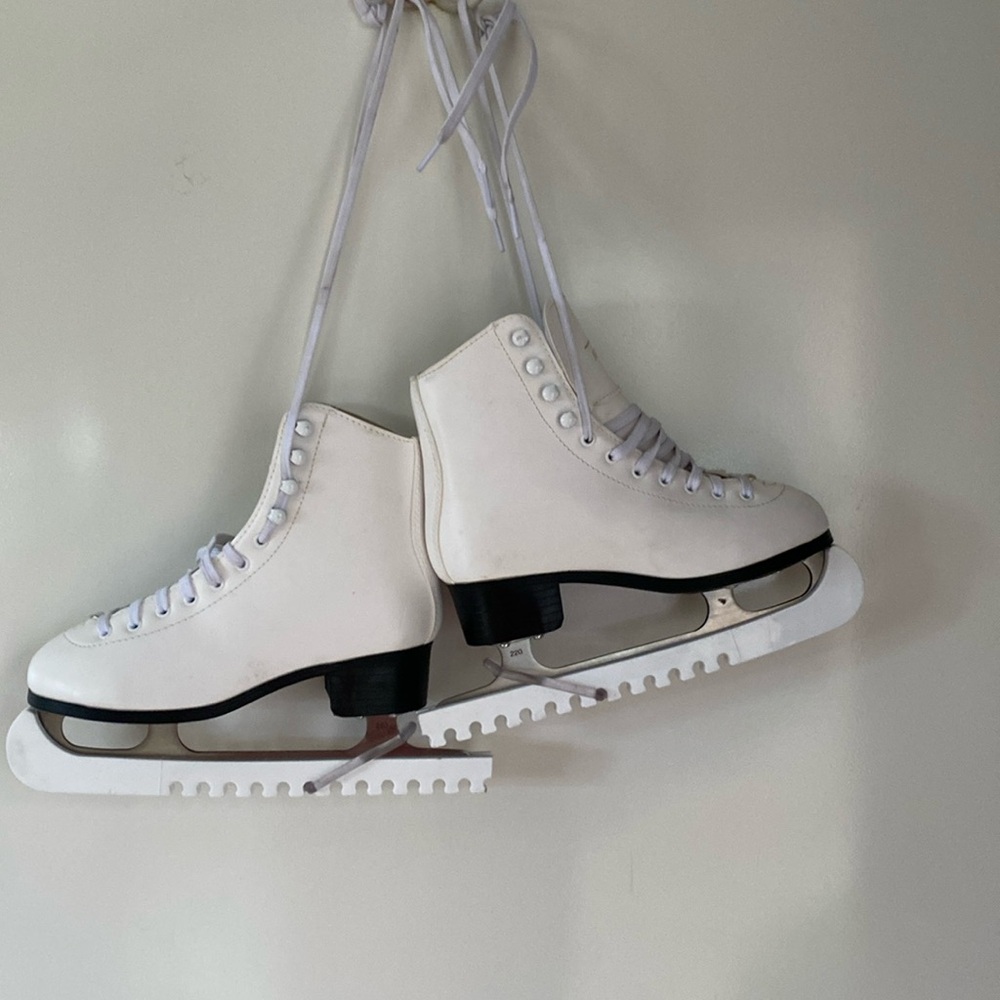 American Athletic Shoes - Ice skates Girl size 6 .